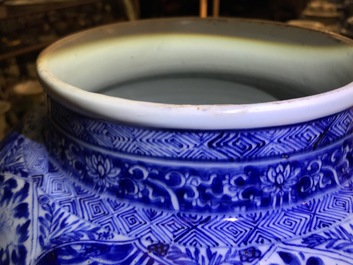 Une paire de grands vases couverts en porcelaine de Chine bleu et blanc, Kangxi