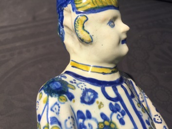 Een grote polychrome Duits aardewerken figuur van een Chinees, Berlijn, 18e eeuw