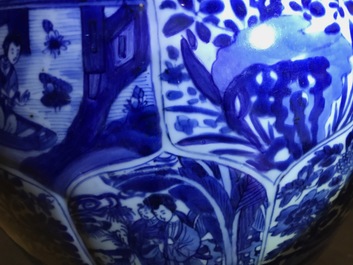 Une paire de grands vases couverts en porcelaine de Chine bleu et blanc, Kangxi