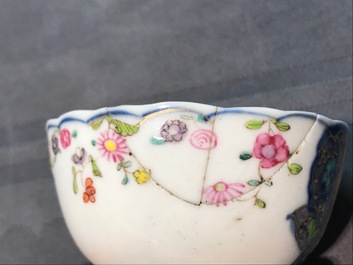 Een Chinese famille rose kop en schotel met mandarijns decor en twee losse koppen, Yongzheng/Qianlong