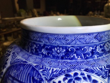 Une paire de grands vases couverts en porcelaine de Chine bleu et blanc, Kangxi