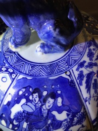 Une paire de grands vases couverts en porcelaine de Chine bleu et blanc, Kangxi