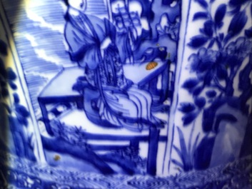 Une paire de grands vases couverts en porcelaine de Chine bleu et blanc, Kangxi