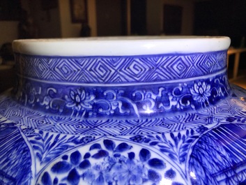 Une paire de grands vases couverts en porcelaine de Chine bleu et blanc, Kangxi