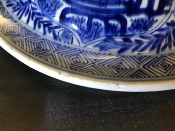 Une paire de grands vases couverts en porcelaine de Chine bleu et blanc, Kangxi