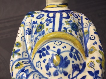 Een grote polychrome Duits aardewerken figuur van een Chinees, Berlijn, 18e eeuw