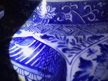 Une paire de grands vases couverts en porcelaine de Chine bleu et blanc, Kangxi