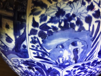 Une paire de grands vases couverts en porcelaine de Chine bleu et blanc, Kangxi