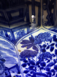 Une paire de grands vases couverts en porcelaine de Chine bleu et blanc, Kangxi