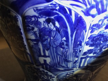 Une paire de grands vases couverts en porcelaine de Chine bleu et blanc, Kangxi