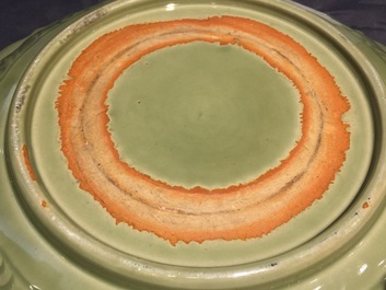Un plat en porcelaine de Chine c&eacute;ladon de Longquan &agrave; d&eacute;cor incis&eacute;, Ming