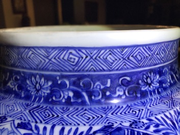 Une paire de grands vases couverts en porcelaine de Chine bleu et blanc, Kangxi