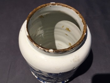 Een paar blauwwitte Delftse apothekerspotten met koperen deksels, 18e eeuw