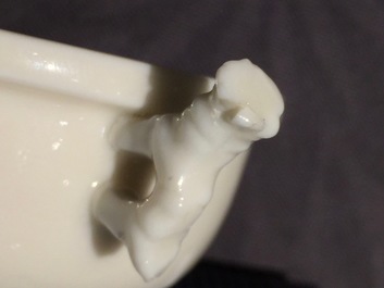 Un bol &agrave; d&eacute;cor appliqu&eacute; en porcelaine blanc de Chine de Dehua, Kangxi
