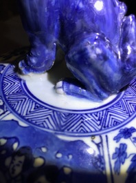 Une paire de grands vases couverts en porcelaine de Chine bleu et blanc, Kangxi