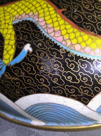 Een Chinese cloisonn&eacute; jardini&egrave;re op houten sokkel en een dekseldoos, 19/20e eeuw