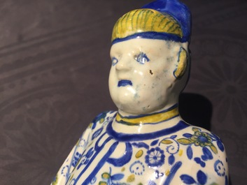 Een grote polychrome Duits aardewerken figuur van een Chinees, Berlijn, 18e eeuw