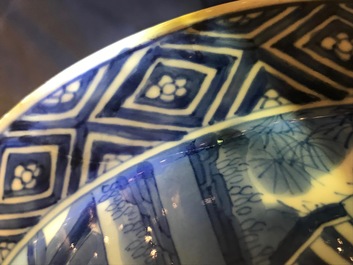 Un bol de type klapmuts en porcelaine de Chine bleu et blanc, marque et &eacute;poque de Kangxi