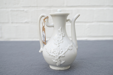 Une verseuse &agrave; vin en porcelaine blanc de Chine de Dehua &agrave; d&eacute;cor appliqu&eacute;, Kangxi