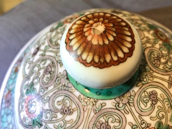 Un vase couvert en porcelaine de Chine famille verte, 19&egrave;me