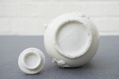 Une verseuse &agrave; vin en porcelaine blanc de Chine de Dehua &agrave; d&eacute;cor appliqu&eacute;, Kangxi
