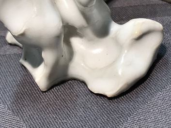 Een Chinese blanc de Chine penselenrust in de vorm van een rotspartij, 19/20e eeuw