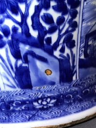Une paire de grands vases couverts en porcelaine de Chine bleu et blanc, Kangxi