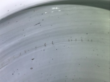 Une paire de grands vases couverts en porcelaine de Chine bleu et blanc, Kangxi