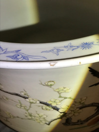 Een Chinese famille rose cachepot met eksters op prunusbloesems, 19/20e eeuw