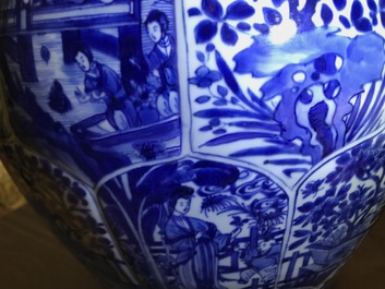 Une paire de grands vases couverts en porcelaine de Chine bleu et blanc, Kangxi