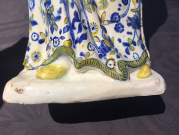 Een grote polychrome Duits aardewerken figuur van een Chinees, Berlijn, 18e eeuw