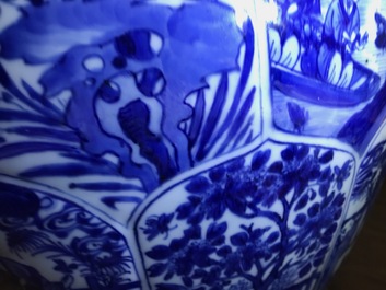 Une paire de grands vases couverts en porcelaine de Chine bleu et blanc, Kangxi