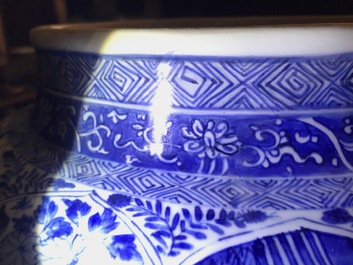 Une paire de grands vases couverts en porcelaine de Chine bleu et blanc, Kangxi