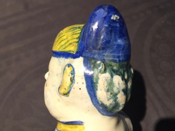 Een grote polychrome Duits aardewerken figuur van een Chinees, Berlijn, 18e eeuw