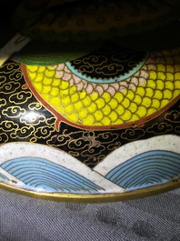 Een Chinese cloisonn&eacute; jardini&egrave;re op houten sokkel en een dekseldoos, 19/20e eeuw