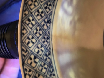 Un bol de type klapmuts en porcelaine de Chine bleu et blanc, marque et &eacute;poque de Kangxi