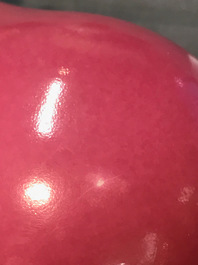 Een Chinese monochrome roze vaas, Yongzheng merk, 19/20e eeuw