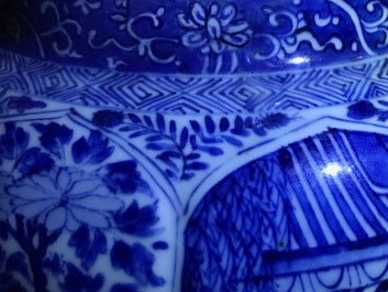 Une paire de grands vases couverts en porcelaine de Chine bleu et blanc, Kangxi
