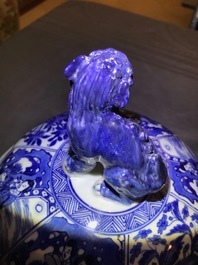 Une paire de grands vases couverts en porcelaine de Chine bleu et blanc, Kangxi
