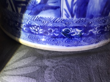 Une paire de grands vases couverts en porcelaine de Chine bleu et blanc, Kangxi
