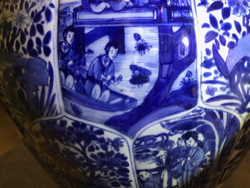 Une paire de grands vases couverts en porcelaine de Chine bleu et blanc, Kangxi