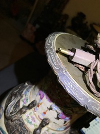 Drie Chinese Nanking craquel&eacute; famille rose vazen, 19e eeuw
