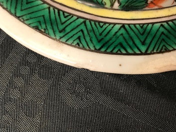 Une paire de vases couverts en porcelaine de Chine famille verte, 19&egrave;me