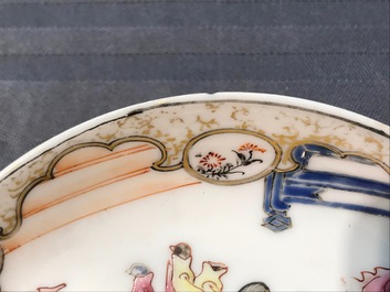 Een Chinese famille rose kop en schotel met mandarijns decor en twee losse koppen, Yongzheng/Qianlong
