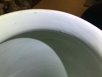 Une paire de grands vases couverts en porcelaine de Chine bleu et blanc, Kangxi