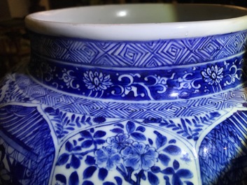 Une paire de grands vases couverts en porcelaine de Chine bleu et blanc, Kangxi