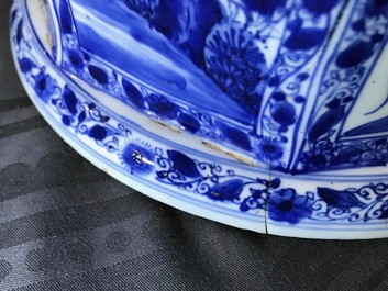 Un grand vase couvert en porcelaine de Chine bleu et blanc, Kangxi