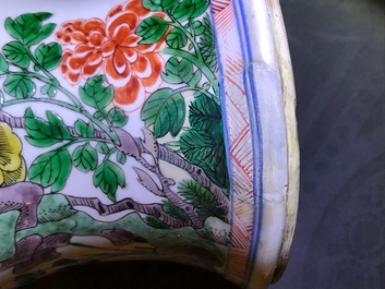 Un vase de forme yenyen en porcelaine de Chine famille verte, Kangxi