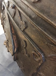 Une grande jardini&egrave;re en bronze &agrave; d&eacute;cor en relief, marque de Xuande, Chine, Ming