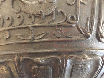 Une grande jardini&egrave;re en bronze &agrave; d&eacute;cor en relief, marque de Xuande, Chine, Ming